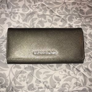 shimmer gray Michael Kor’s wallet ❤️